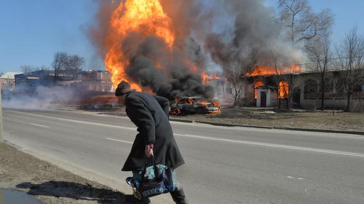 חרקוב שריפה  ב תחנת דלק בעקבות הפצצה ארטילרית משבר מלחמה רוסיה אוקראינה