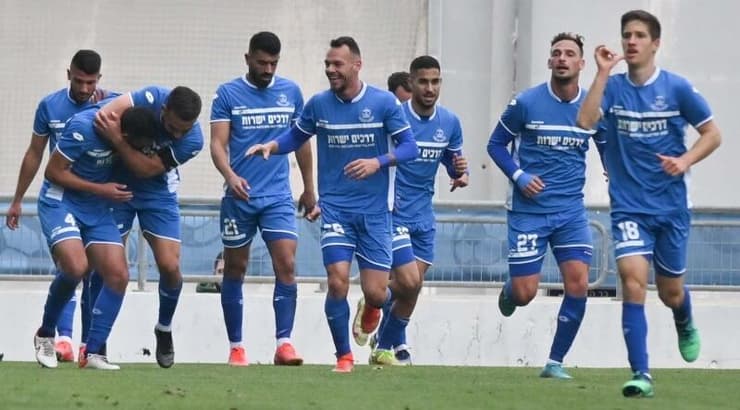 שחקני הפועל פתח תקווה חוגגים (ראובן שוורץ) שחקני הפועל פתח תקווה חוגגים