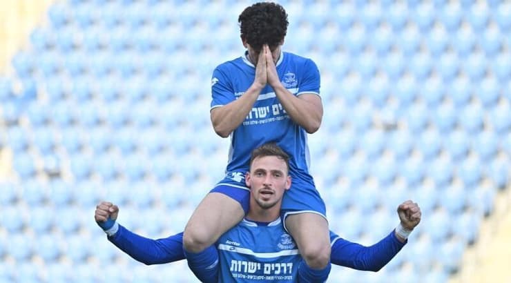 שחקני הפועל פתח תקווה חוגגים (ראובן שוורץ) שחקני הפועל פתח תקווה חוגגים