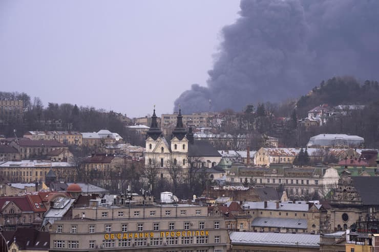 עשן עולה אחר הפגזות הפצצות לבוב אוקראינה