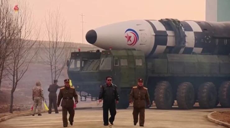 שליט צפון קוריאה קים ג'ונג און הפקה הוליוודית סרט שיגור טיל בין יבשתי