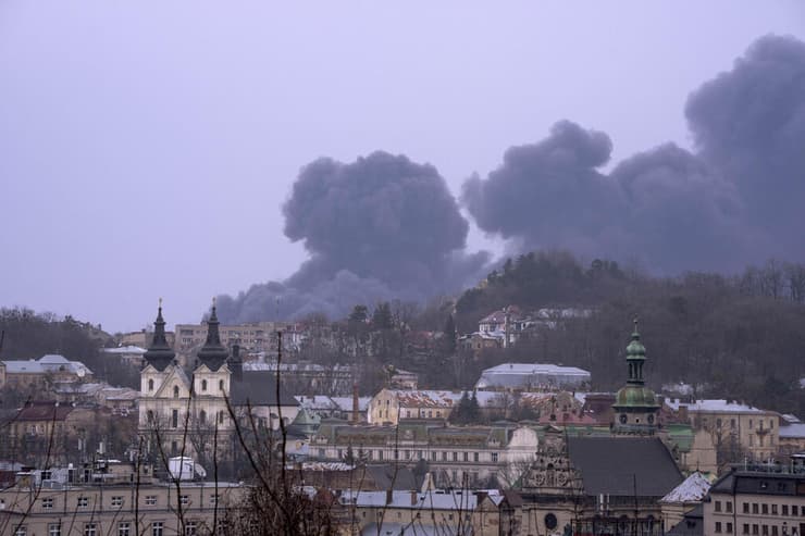 עשן עולה אחר הפגזות הפצצות לבוב אוקראינה