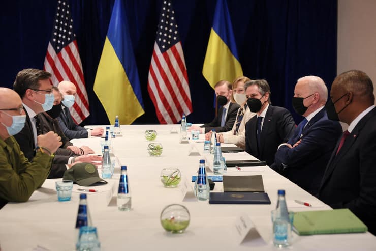 נשיא ארה"ב ג'ו ביידן עם לויד אוסטין ואנטוני בלינקן נפגשים עם שר ההגנה של אוקראינה אולקסי רזניקוב ושר החוץ דמיטרו קולבה בוורשה, פולין 