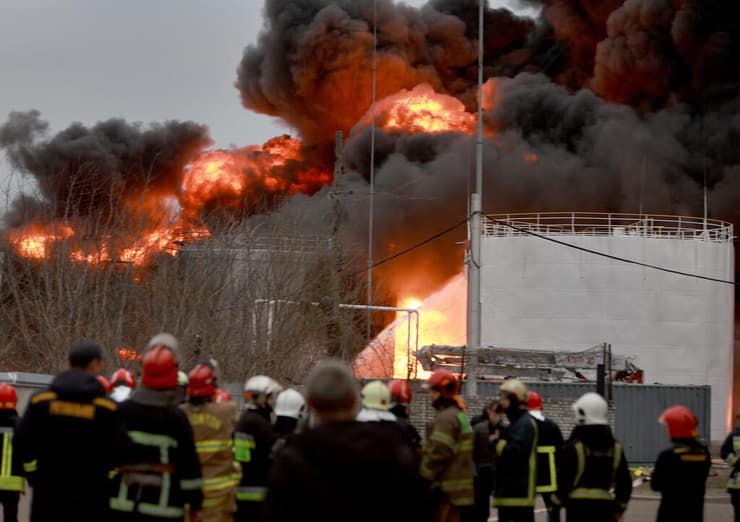 כוחות הצלה לבוב אוקראינה מתקן לאחסון דלק עלה ב אש עשן שריפה בעקבות הפגזות תקיפות מלחמה באירופה משבר רוסיה פלישה