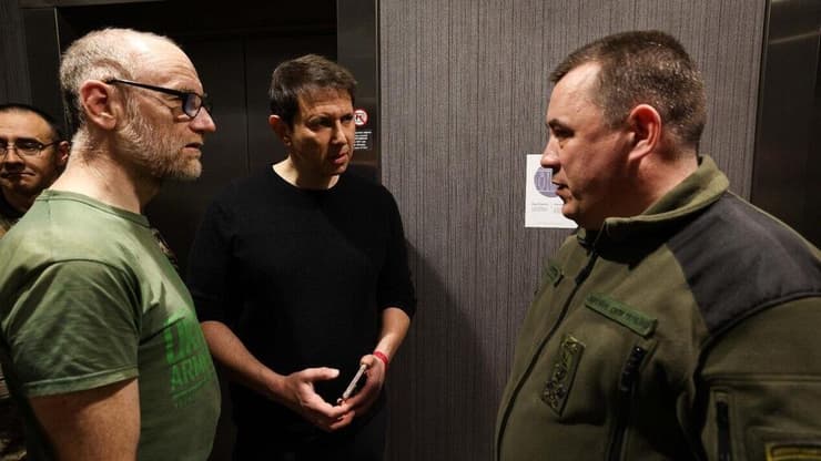 "הרוסים לא התייחסו אלינו בכבוד". הגנרל הרוזביץ' (ימין) (צילום: זיו קורן) גנרל אולכסנדר הרוזביץ' עם רונן ברגמן