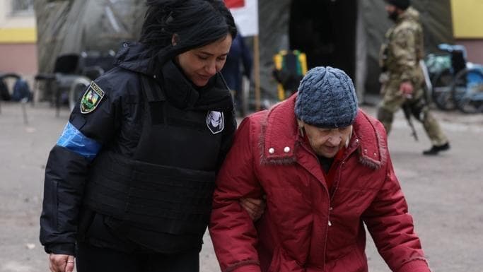 מפנים תושבים באזור אירפין (צילום: זיו קורן) פינוי פצועים באירפין, תחת אש