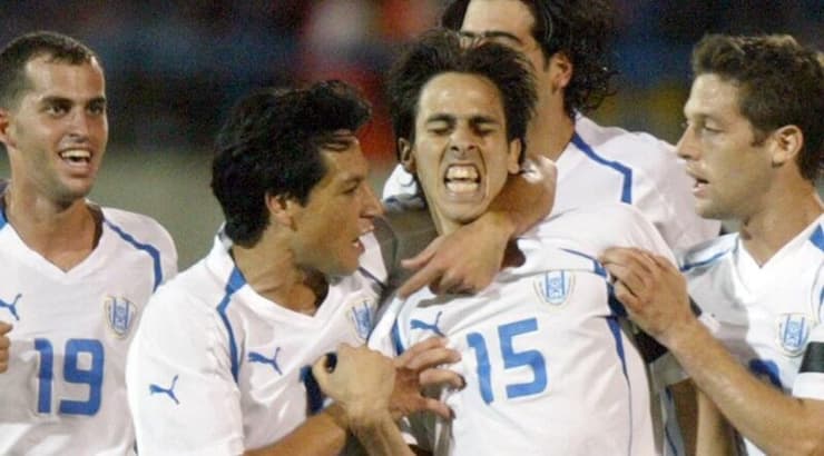 יוסי בניון חוגג עם חברי הנבחרת את השער מול שווייץ (רויטרס) יוסי בניון חוגג עם חברי הנבחרת את השער מול שווייץ