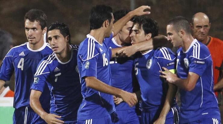 שחקני נבחרת ישראל חוגגים עם יוסי בניון (רויטרס) שחקני נבחרת ישראל חוגגים עם יוסי בניון