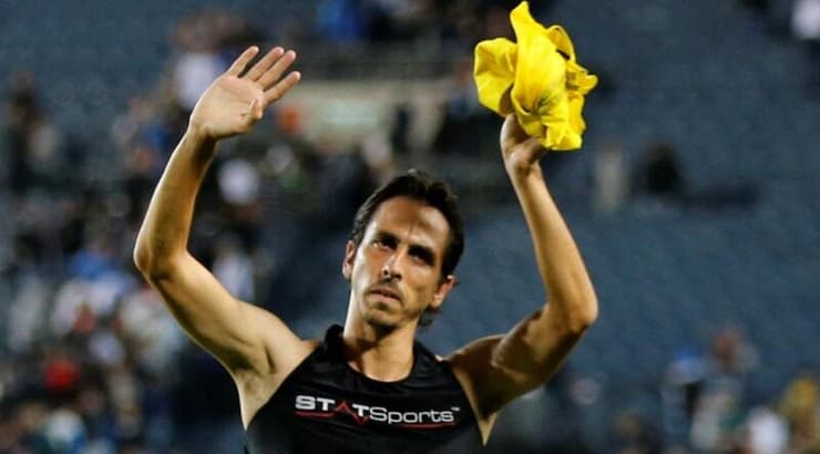 יוסי בניון מודה לקהל אחרי ההופעה ה-102 בנבחרת (רויטרס) יוסי בניון מודה לקהל אחרי ההופעה ה-102 בנבחרת