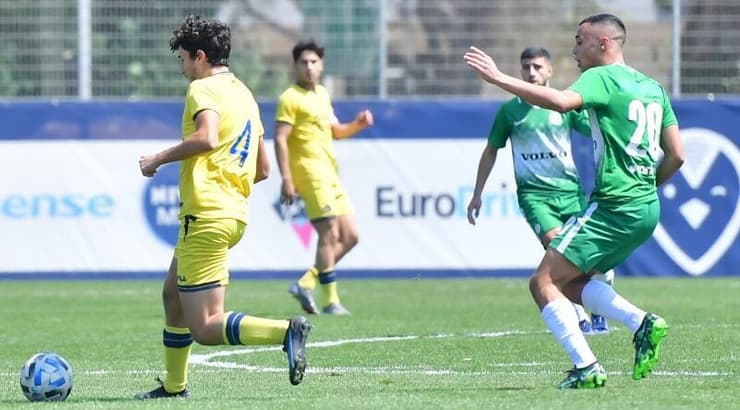 עומר גוסרסקי מקדים את עומר דהן (חגי מיכאלי) עומר גוסרסקי מקדים את עומר דהן