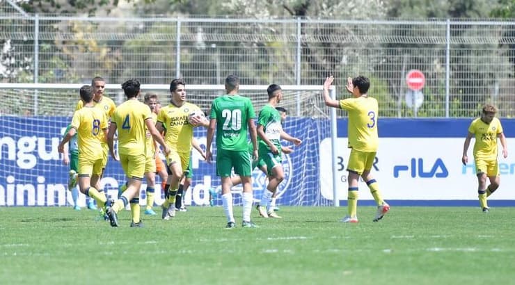 שחקני מכבי תל אביב חוגגים (חגי מיכאלי) שחקני מכבי תל אביב חוגגים