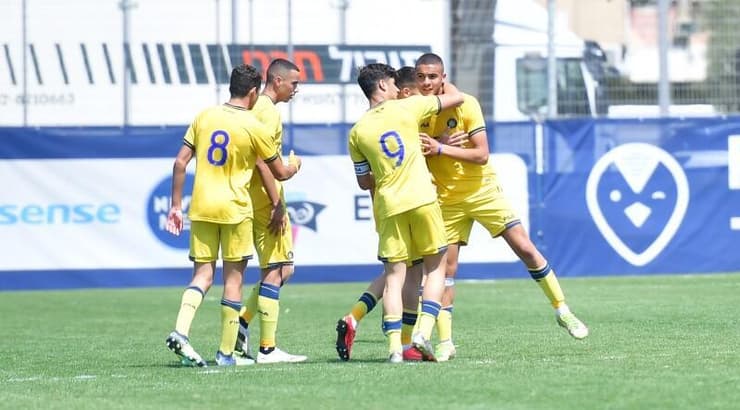 שחקני מכבי תל אביב חוגגים (חגי מיכאלי) שחקני מכבי תל אביב חוגגים