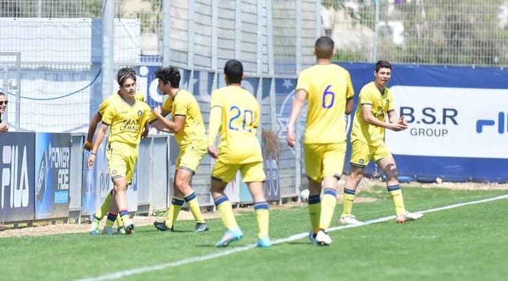 שחקני מכבי תל אביב חוגגים עם אורי עזו (חגי מיכאלי) שחקני מכבי תל אביב חוגגים עם אורי עזו