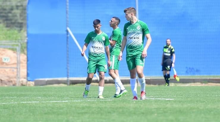 שחקני מכבי חיפה חוגגים עם עומר דהן (חגי מיכאלי) שחקני מכבי חיפה חוגגים עם עומר דהן