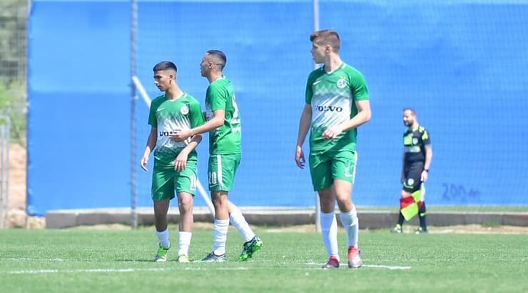 שחקני מכבי חיפה חוגגים עם עומר דהן (חגי מיכאלי) שחקני מכבי חיפה חוגגים עם עומר דהן