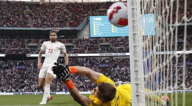 יונאס אומלין לא מצליח לעצור את הכדור של לוק שו