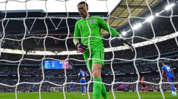 ג'ורדן פיקפורד מוציא כדור מהרשת