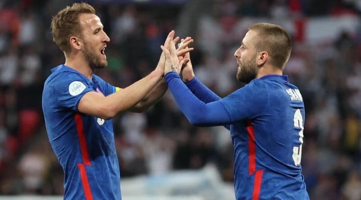 הארי קיין ולוק שו חוגגים