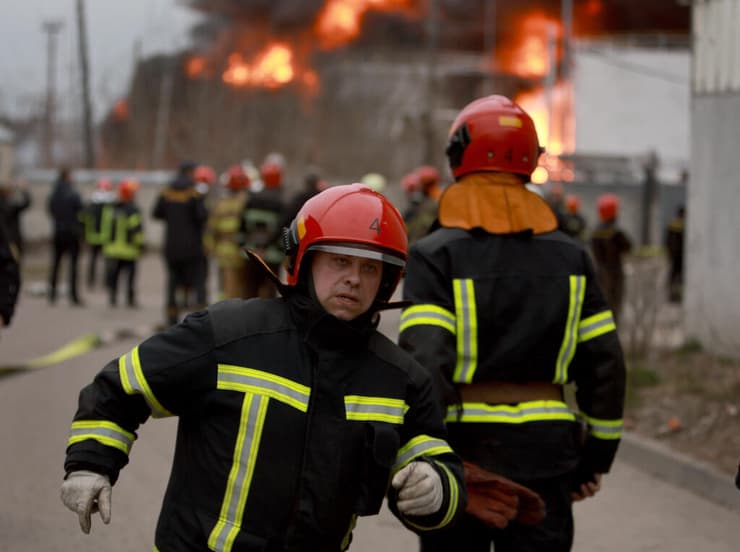 כוחות הצלה לבוב אוקראינה מתקן לאחסון דלק עלה ב אש עשן שריפה בעקבות הפגזות תקיפות מלחמה באירופה משבר רוסיה פלישה