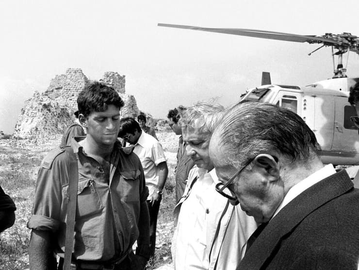אריאל שרון ומנחם בגין על הבופור, יוני 1982