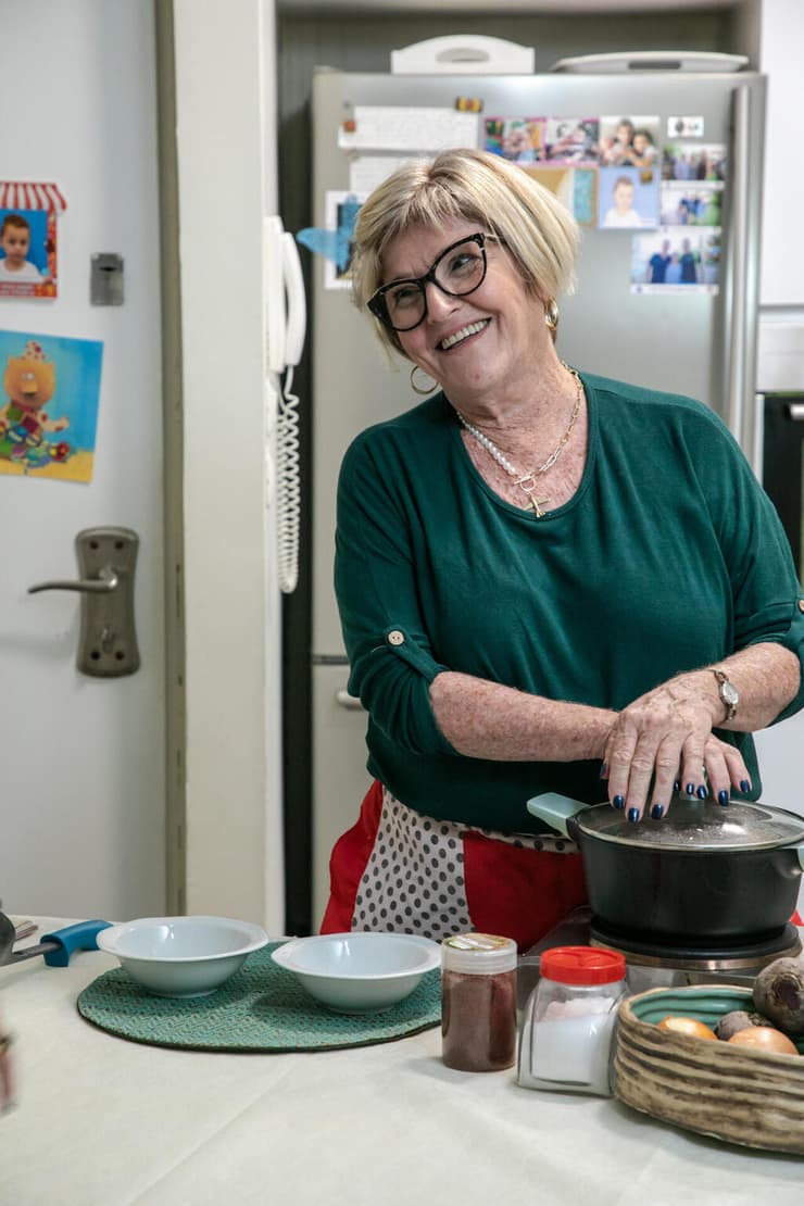 סבתא מלי ממיזם סב-טוש מלמדת את תמרה אהרוני להכין קובה סלק שעובר במשפחה