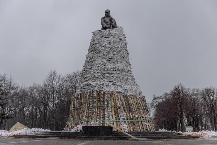 שק שקי חול להגנה על פסל הצייר המשורר האוקראיני טאראס שבצ'נקו ב חרקוב עקב הפגזה הפגזות של רוסיה מלחמה אוקראינה