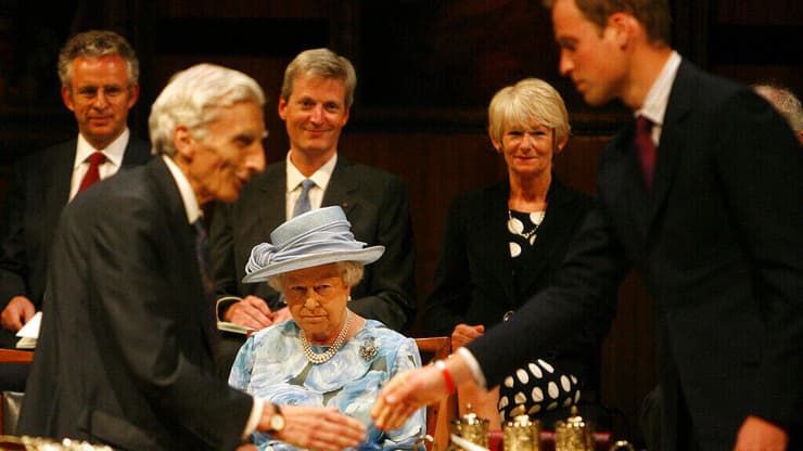 המלכה אליזבת, הנסיך וויליאם ומרטין ריס, בחגיגות 350 שנה לחברה המלכותית, 2010