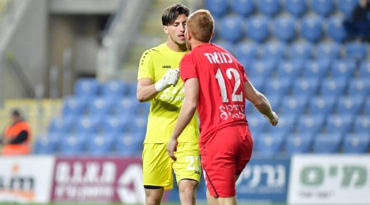 בן כואז מנחם את יונתן עוזר