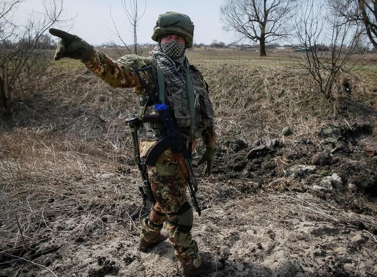 חיילים אוקראינים איזור קייב משבר מלחמה רוסיה אוקראינה שרידי טנק 