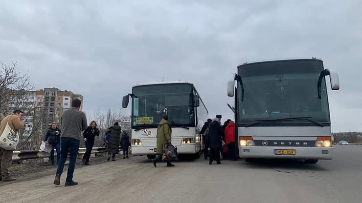 יהודים אוקראינים עולים לאוטובוסים של "נוצרים למען ישראל"