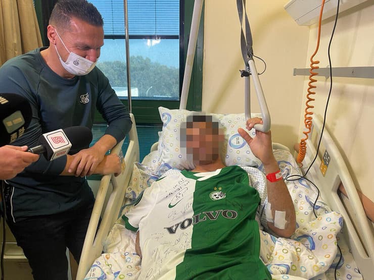 מאמן מכבי חיפה, ברק בכר, הגיע לבקר את הלוחם שנפצע בפיגוע בבית החולים 