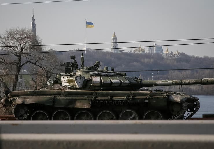 קייב רכבת מובילה טנק רוסי שנתפס משבר מלחמה רוסיה אוקראינה 