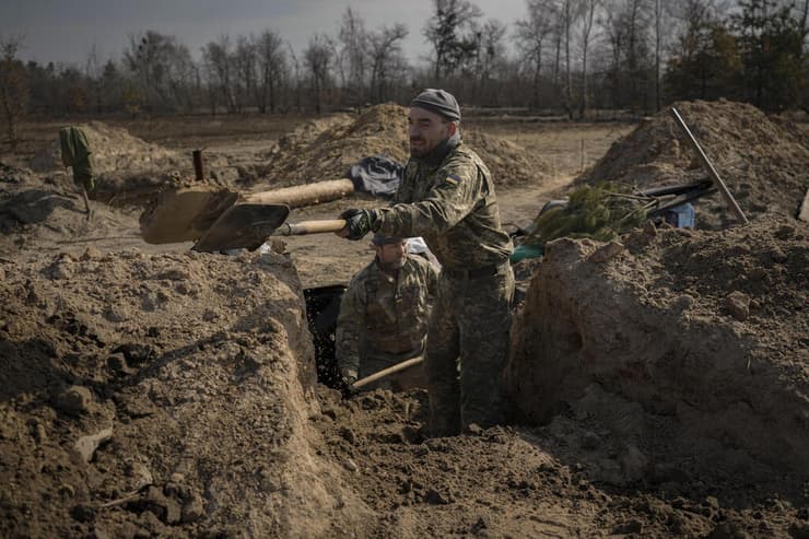 חיילים אוקראינים בשוחות באזור קייב בירת אוקראינה 