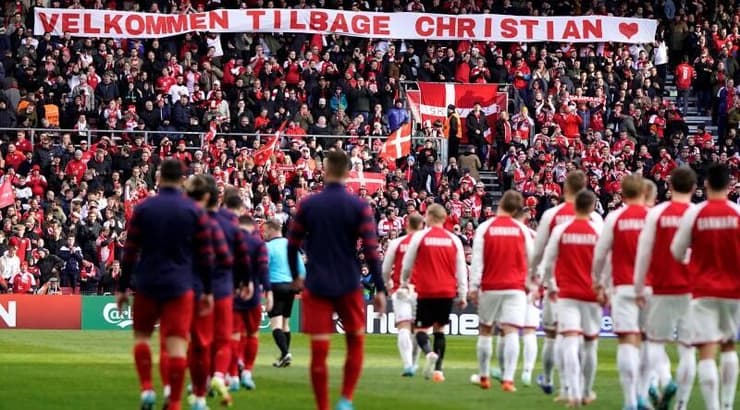 אוהדי נבחרת דנמרק במחווה לאריקסן: "ברוך שובך כריסטיאן"