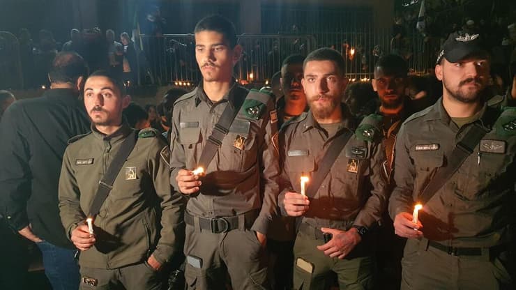 חברים של יזן פלאח ז''ל מדליקים נרות לזכרו בעצרת שקטה בכפר סמיע