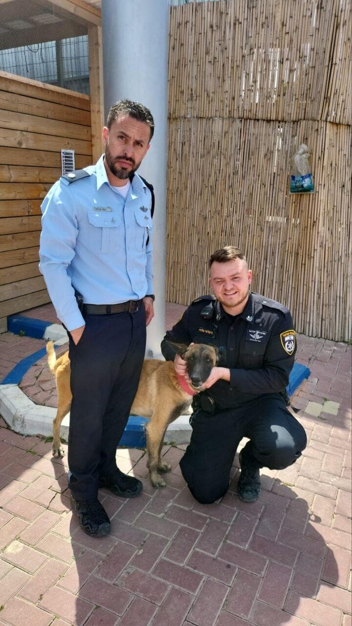 שוטרים עם הכלב חץ
