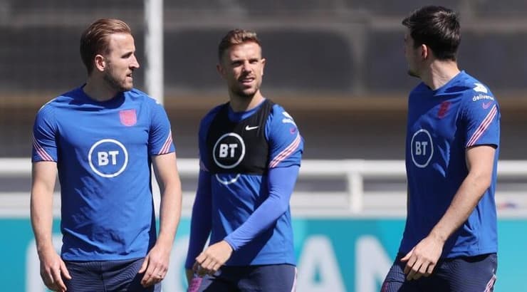 הארי מגווייר, ג'ורדן הנדרסון והארי קיין באימון נבחרת אנגליה (רויטרס) הארי מגווייר, ג'ורדן הנדרסון והארי קיין באימון נבחרת אנגליה