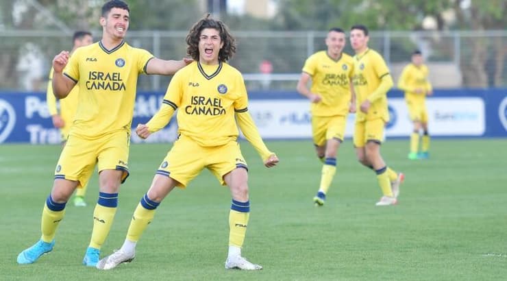 שחקני מכבי חוגגים