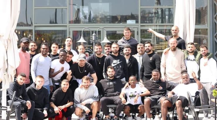 שחקני הפועל נוף הגליל בארוחת הגיבוש (באדיבות המדיה של המועדון) שחקני הפועל נוף הגליל בארוחת הגיבוש