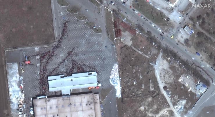 תור ל מזון ב סופר ב מריופול בצל ההרס הנרחב בעיר תמונת לוויין אוקראינה מלחמה עם רוסיה