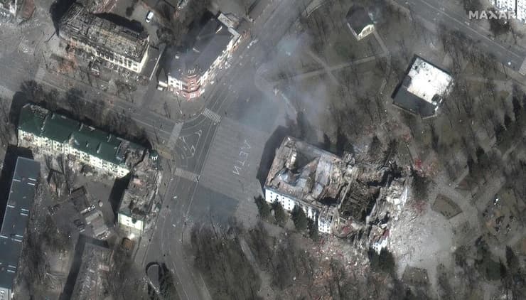 ה תיאטרון  שהופצץ ב מריופול תמונת לוויין אוקראינה מלחמה עם רוסיה