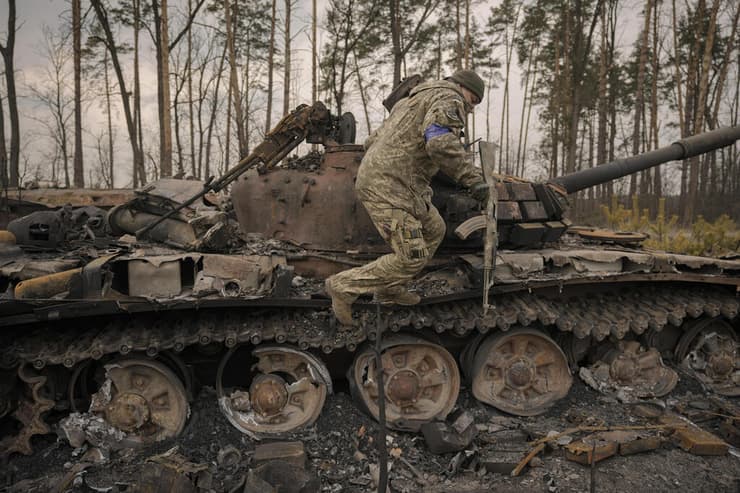 חיילים אוקראינים עם טנק רוסי