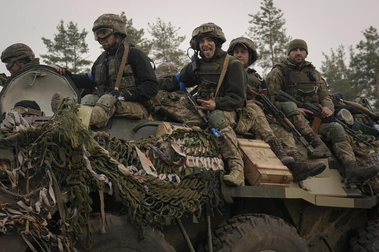 חיילים אוקראינים נוסעים על משוריין  באוזר קייב אוקראינה