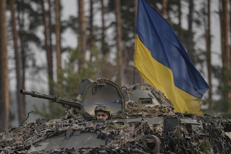 חיילים אוקראינים נוסעים על משוריין  באוזר קייב אוקראינה