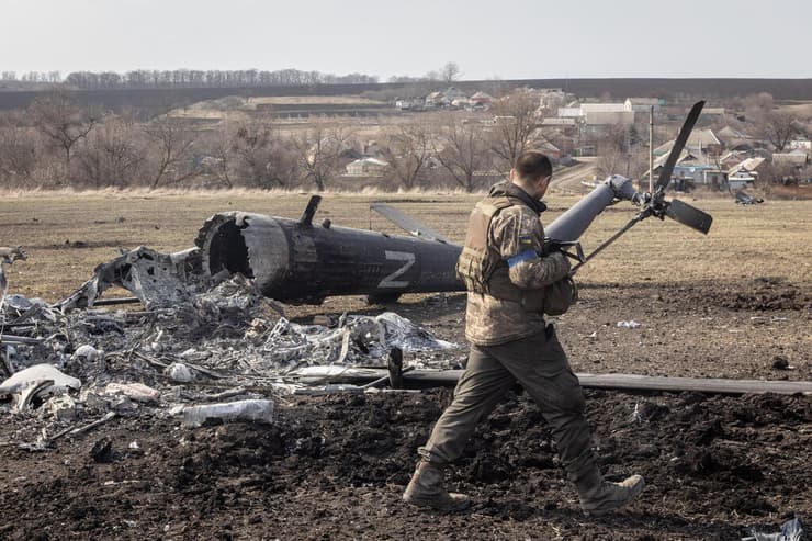 חייל אוקראיני ליד שרידי מסוק רוסי