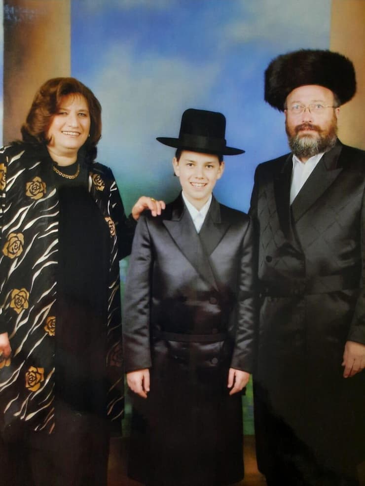 יוסי קלאר עם הוריו בבר המצווה שלו