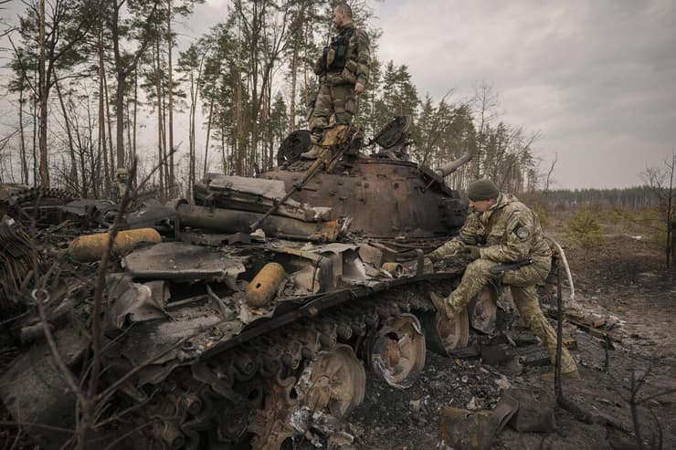 חיילים אוקראינים עם טנק רוסי