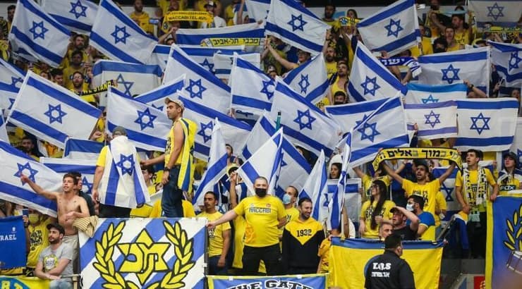אוהדי מכבי תל אביב עם דגלי ישראל