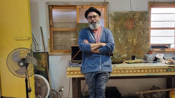 "לא מגביל את עצמי לתחום אחד". בתמונה: מוריס כהן - שחקן, צייר ופסל.  