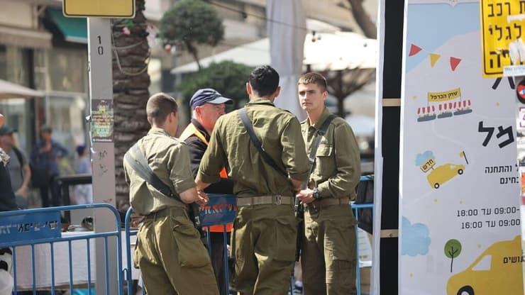 חיילים ברחובות תל אביב